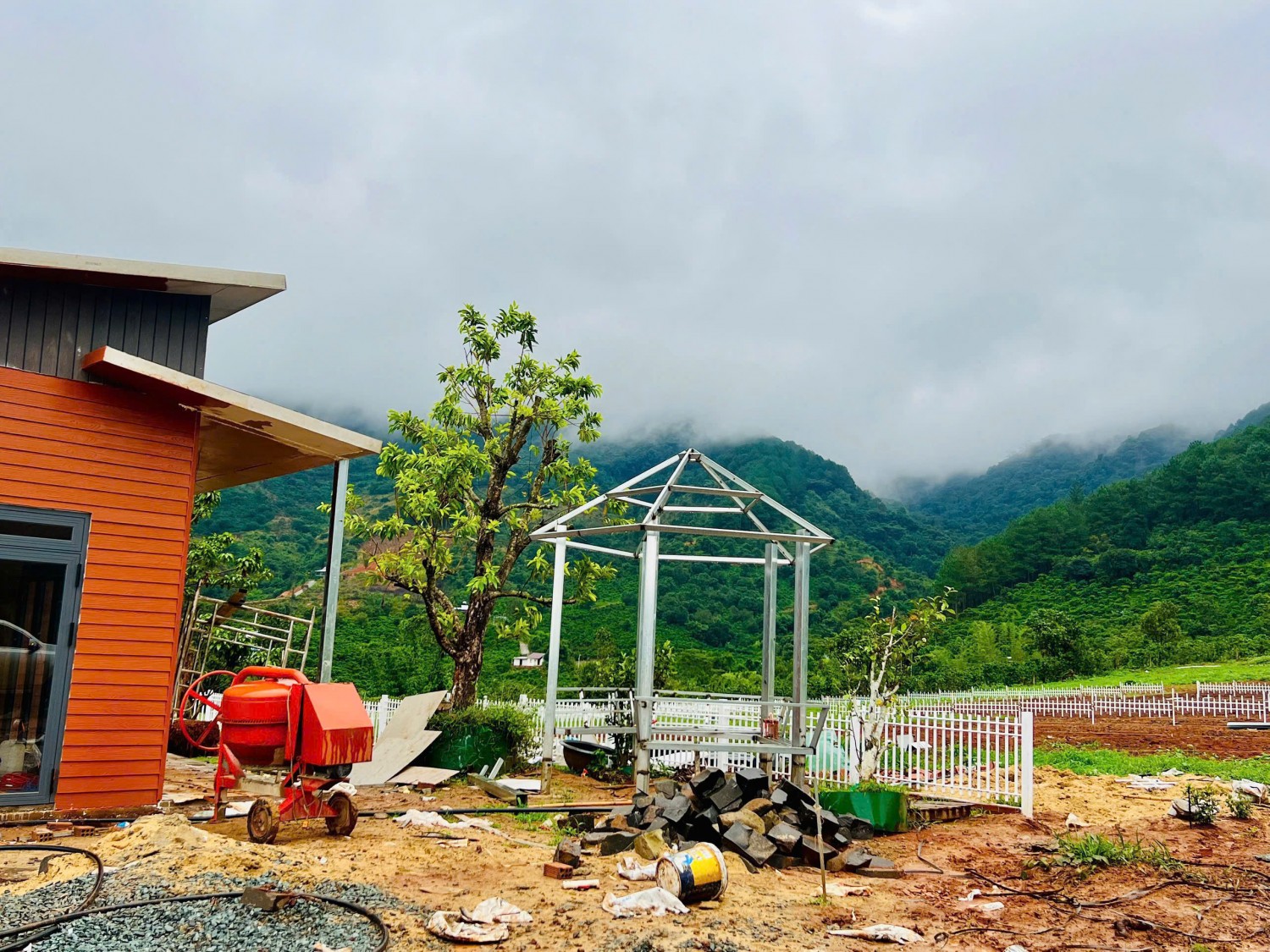 Nhanh tay sở hữu lô đất giá chỉ từ 490 triệu, view đẹp mộng mơ. Bên kia đồi là hồ Tuyền Lâm mát mẻ